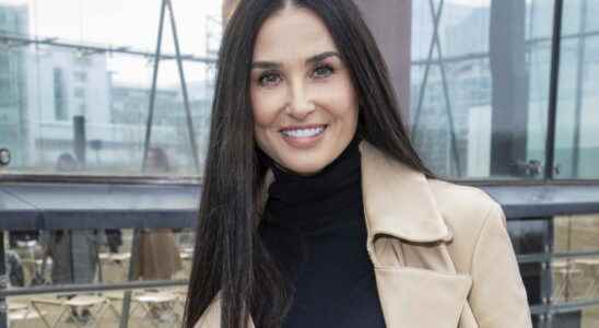 Demi Moore 59 without make up and in love at Roland Garros