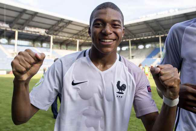 Mbappé celebrates the victory against Portugal in the semifinals of the 2016 U-19 European Championship.