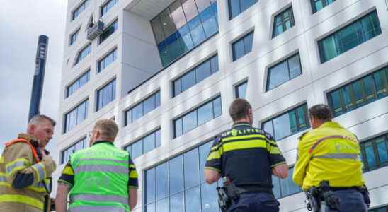 Fire brigade removes a shocked window cleaner from a container