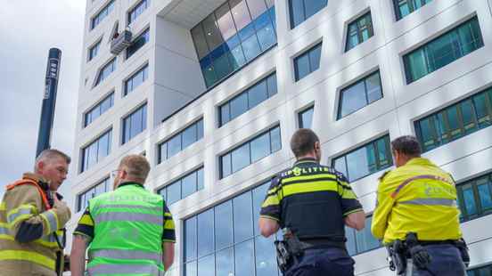 Fire brigade removes a shocked window cleaner from a container