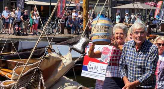 First keg of Hollandse Nieuwe arrives in Bunschoten Spakenburg Everything falls