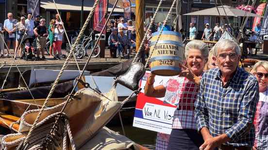 First keg of Hollandse Nieuwe arrives in Bunschoten Spakenburg Everything falls