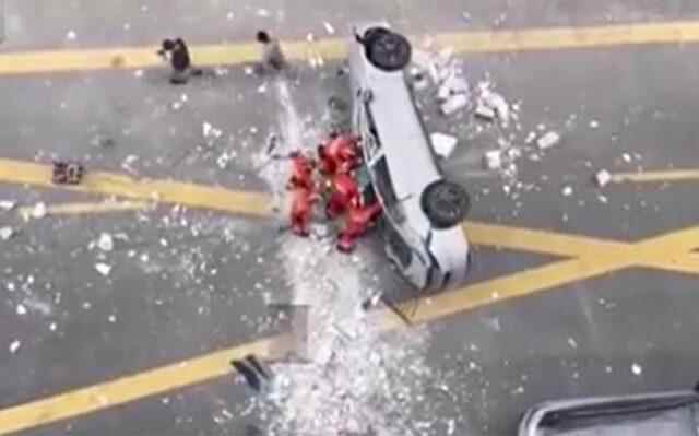 Horrifying event in China Electric car fell from 3rd floor