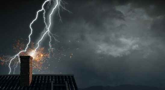 Lightning can it enter a house what are the risks