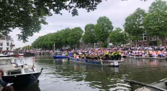 Live blog Canal Pride Utrecht great interest in colorful boat