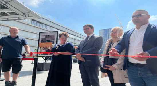 Mayor Dijksma opens photo exhibition about fifty years of labor