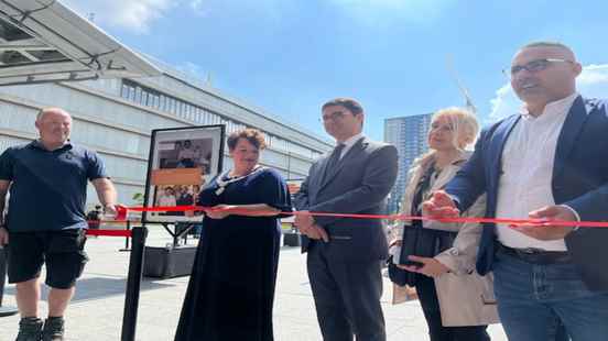 Mayor Dijksma opens photo exhibition about fifty years of labor