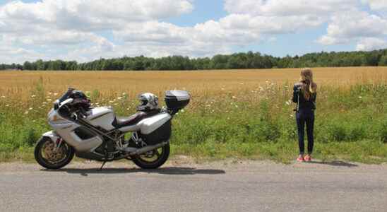 Police Lopik post at Lekdijk West which is closed to