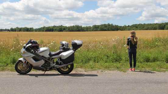 Police Lopik post at Lekdijk West which is closed to