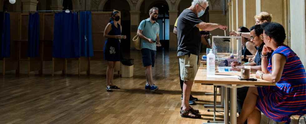 Polling station what time does it close Hours at your