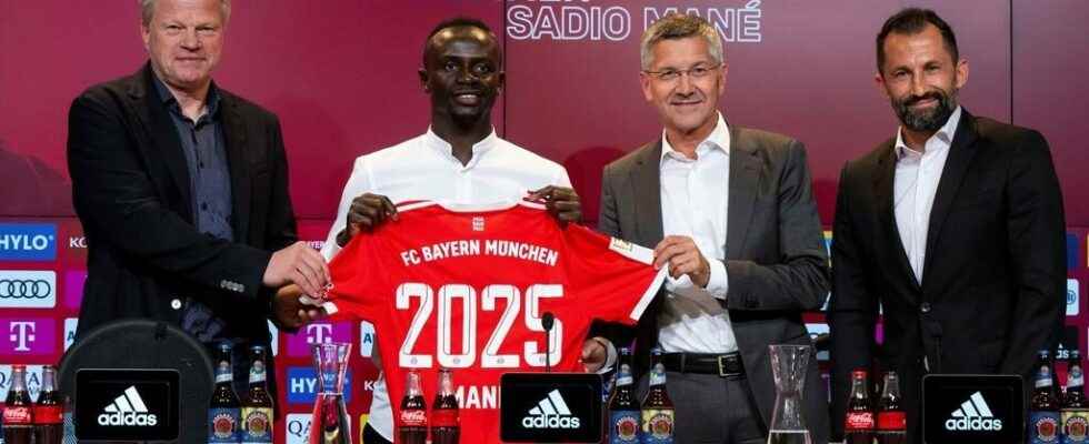 Press conference presenting Sadio Mane at Bayern