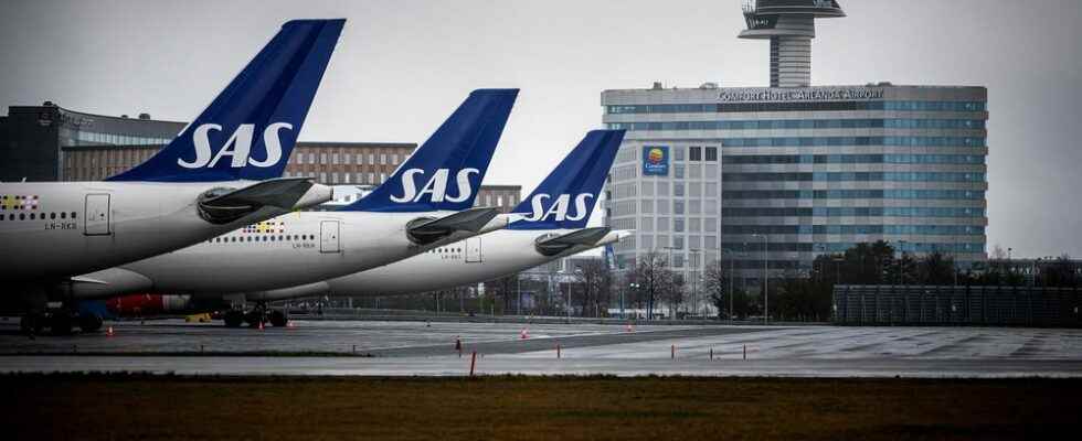 SAS threatens to respond to strike with lockout