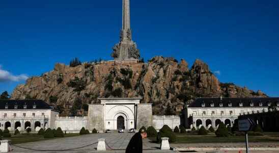 Soldiers kneel before Franco officers fired