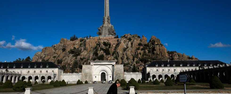 Soldiers kneel before Franco officers fired