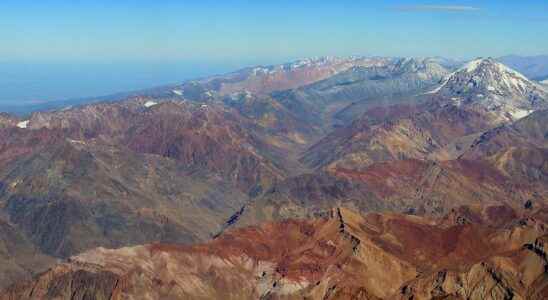 Tectonics or erosion controlling the height of mountains