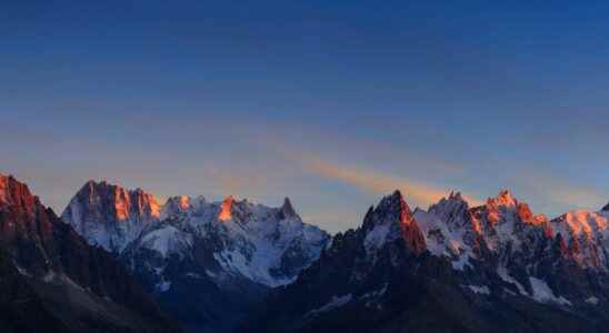 What is the longest mountain range in the world