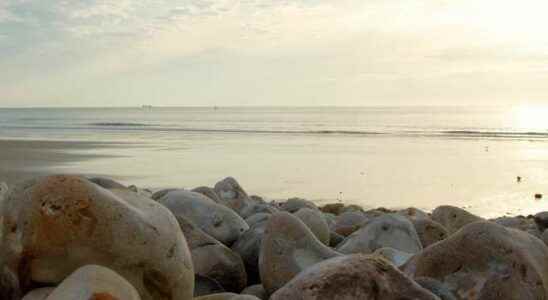 Why are there sandy beaches and others pebble