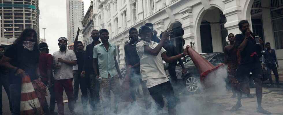 new demonstration in front of the presidency