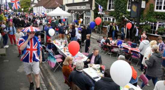 the British conclude the festivities with large picnics