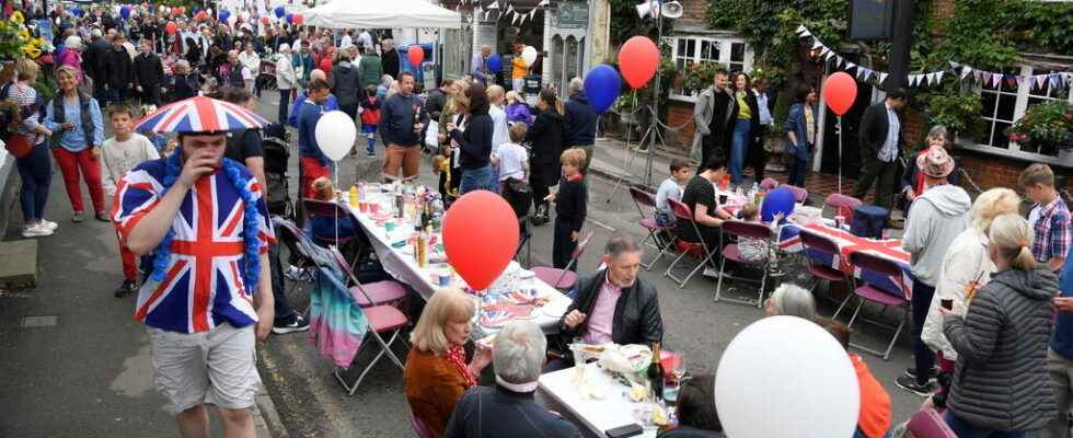 the British conclude the festivities with large picnics