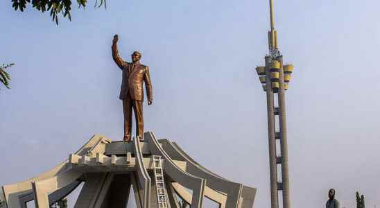 the Kinshasa people awaiting the relic of Lumumba