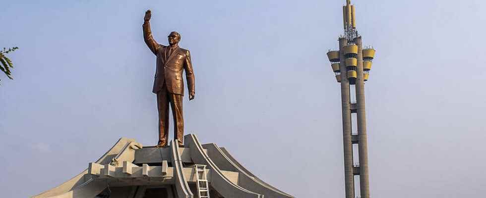 the Kinshasa people awaiting the relic of Lumumba