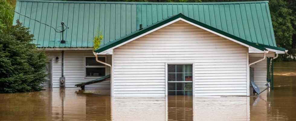 15 dead in flooding in Kentucky