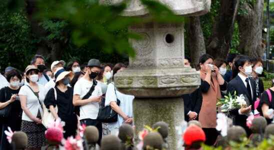 1657606079 Thousands honor Abe on the day of the funeral