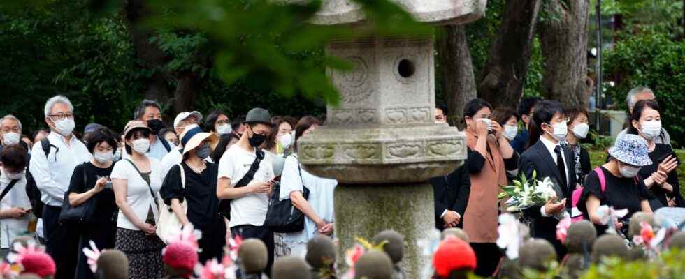 1657606079 Thousands honor Abe on the day of the funeral