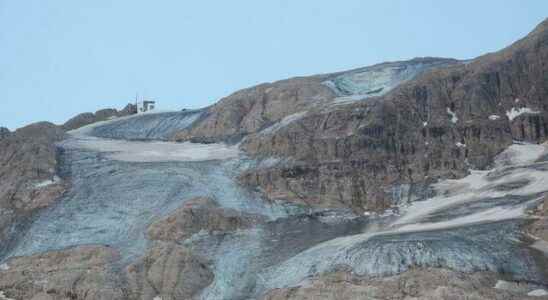 A piece of glacier broke in the Alps in Italy