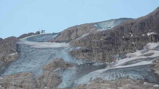 A piece of glacier broke in the Alps in Italy