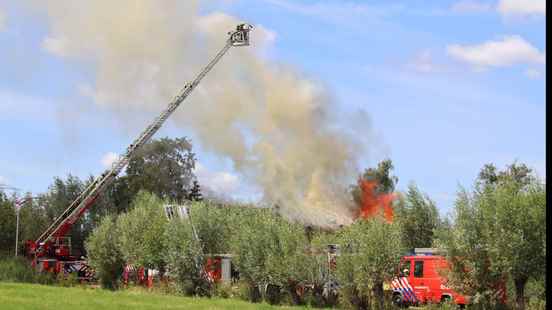 Big fire in farm with thatched roof in Oudewater also