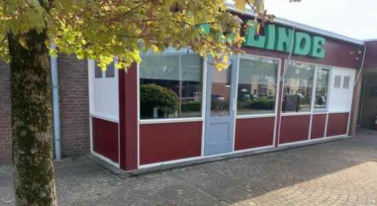 Crisis emergency shelter for refugees in Meerkerk sports hall