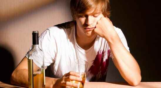 Drinking alone in adolescence increases risk of alcoholism later