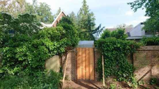 Historic seminar wall Driebergen affected by illegal garden gates