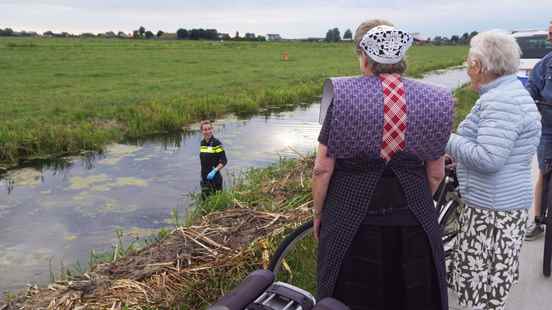 Police chase through Bunschoten Spakenburg passers by point out to agents in