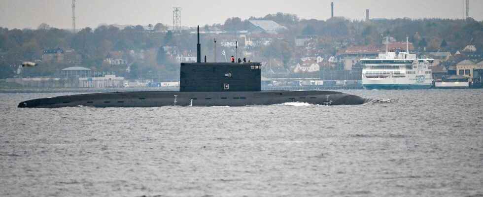 Russian submarine in the Baltic Sea is followed by Danish