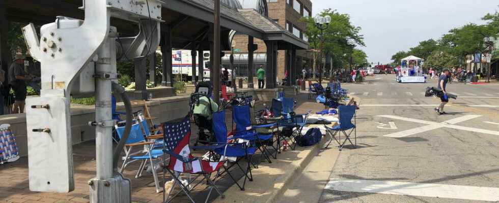 Shooting during 4th of July parade kills at least six