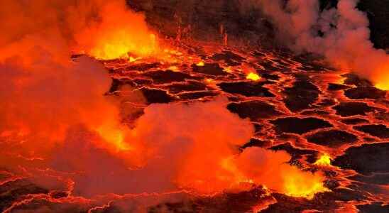 Two volcanoes 13 km apart erupting simultaneously in the Congo