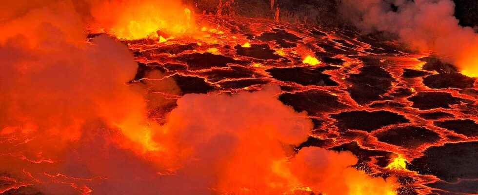 Two volcanoes 13 km apart erupting simultaneously in the Congo