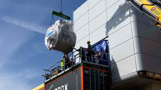 Unique MRI hoisted into the operating room of Wilhelmina Childrens