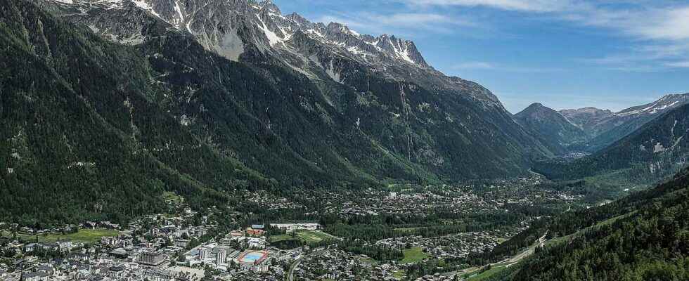 Which French glaciers are at risk due to climate change