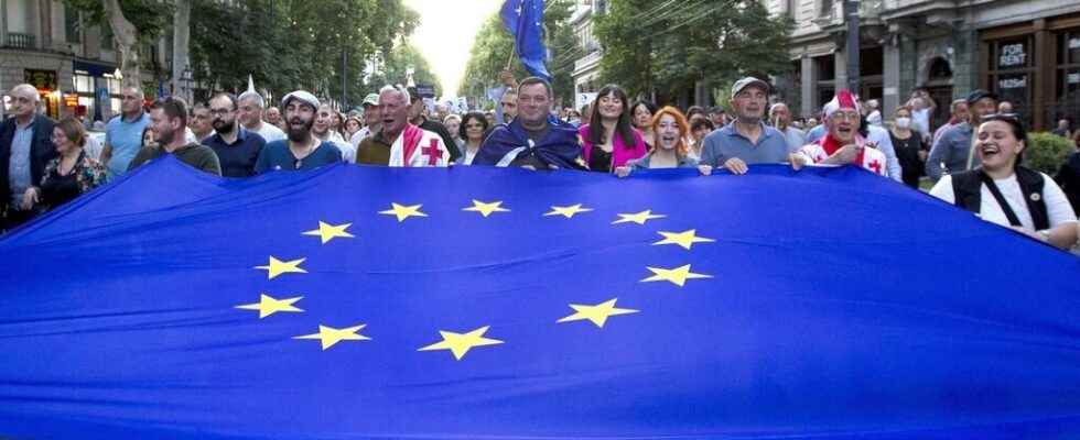 tens of thousands demonstrate again for EU membership