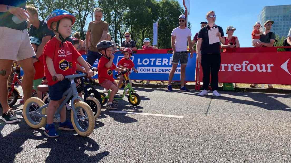 Children are already competing at the finish line on the Leuvenlaan.