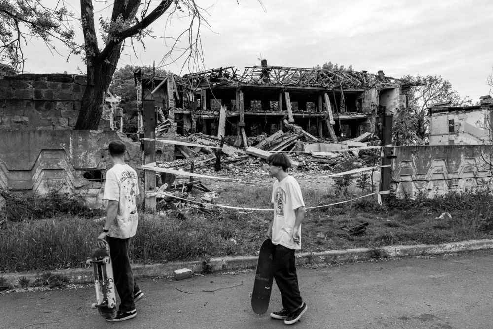 1661319642 34 War in Ukraine in the streets of kyiv skateboarding as