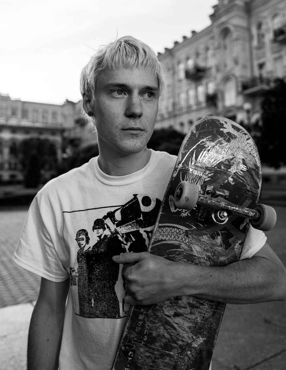 1661319643 782 War in Ukraine in the streets of kyiv skateboarding as