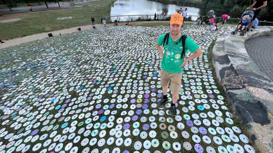 Artist Pet throws his Sea of ​​Ceedees over the hill