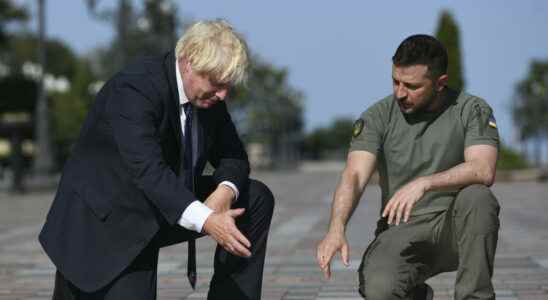 Boris Johnson in kyiv supported by a choir in London