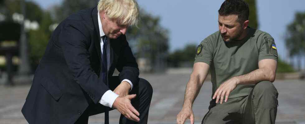 Boris Johnson in kyiv supported by a choir in London