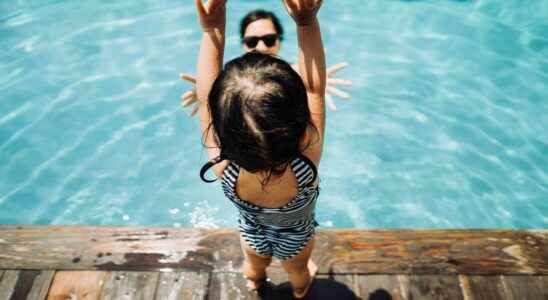 Drowning a child dies sucked by the pool drain